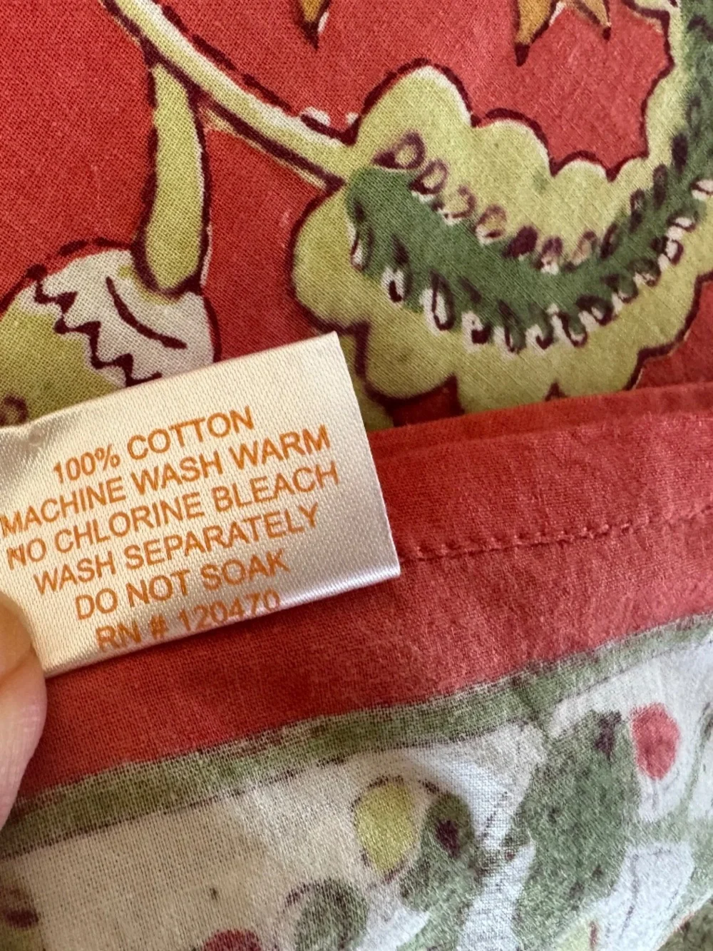 NWOT, DARLING HAND BLOCKED/PRINTED FALL FLORAL NAPKIN